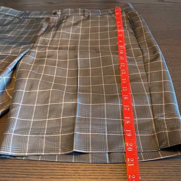 Mens Greg Norman Gray Striped golf shorts - size 34 waist - Picture 7 of 9